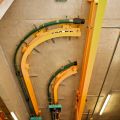 Monorail courbe en acier avec fixations par suspentes ADEI