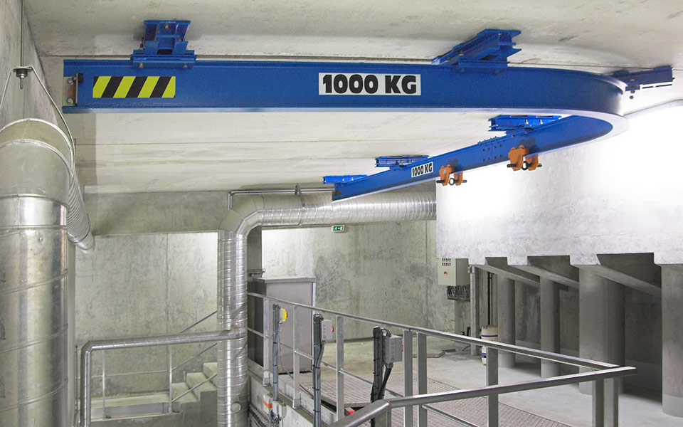 Lifting curved monorail under ADEI hanger and manual hoist equipped