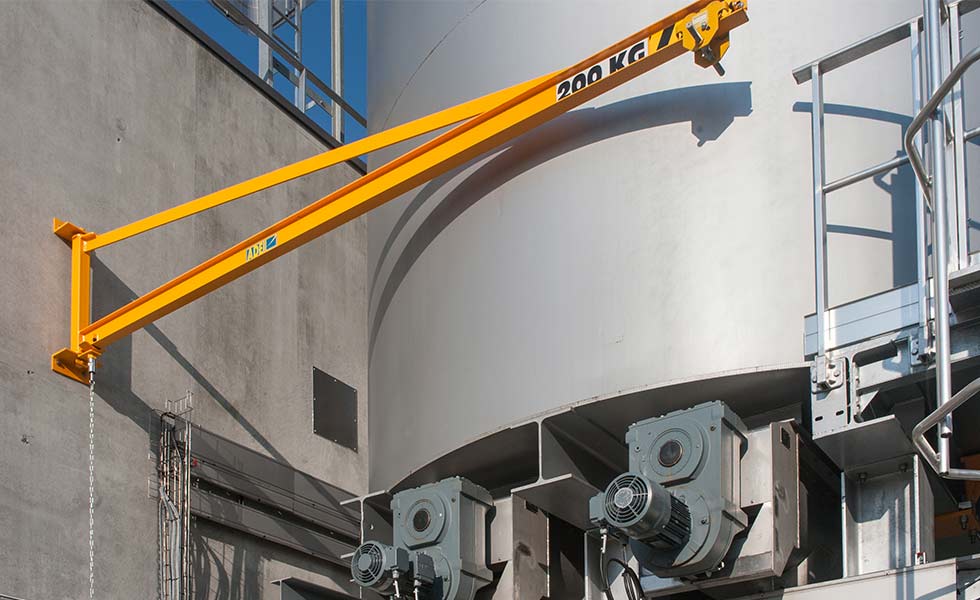 Potence murale triangulée avec poutre de roulement à profil IPE.