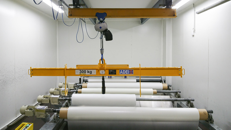 Adjustable spreader beam for reels with inclinometers and specific hooks