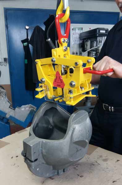 Pince mécanique spéciale installée sur une potence sur fut avec rail creux